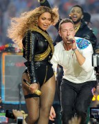Бейонсе (Beyonce) sings during Pepsi Super Bowl 50 Halftime Show at Levi's Stadium (06.02.2016) (68xHQ) 6f87ea464178186