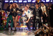 Бейонсе (Beyonce) sings during Pepsi Super Bowl 50 Halftime Show at Levi's Stadium (06.02.2016) (68xHQ) 7a1c49464177725