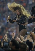 Бейонсе (Beyonce) sings during Pepsi Super Bowl 50 Halftime Show at Levi's Stadium (06.02.2016) (68xHQ) Aa1cff464177723