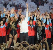 Бейонсе (Beyonce) sings during Pepsi Super Bowl 50 Halftime Show at Levi's Stadium (06.02.2016) (68xHQ) B675c0464177963