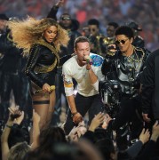 Бейонсе (Beyonce) sings during Pepsi Super Bowl 50 Halftime Show at Levi's Stadium (06.02.2016) (68xHQ) Bc4233464177377
