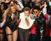 Бейонсе (Beyonce) sings during Pepsi Super Bowl 50 Halftime Show at Levi's Stadium (06.02.2016) (68xHQ) Be8bc3464177768