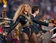 Бейонсе (Beyonce) sings during Pepsi Super Bowl 50 Halftime Show at Levi's Stadium (06.02.2016) (68xHQ) C73f63464177832