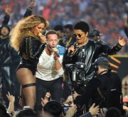 Бейонсе (Beyonce) sings during Pepsi Super Bowl 50 Halftime Show at Levi's Stadium (06.02.2016) (68xHQ) Ca6556464177925