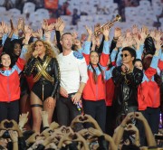 Бейонсе (Beyonce) sings during Pepsi Super Bowl 50 Halftime Show at Levi's Stadium (06.02.2016) (68xHQ) D58b2e464177477