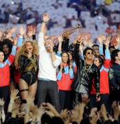 Бейонсе (Beyonce) sings during Pepsi Super Bowl 50 Halftime Show at Levi's Stadium (06.02.2016) (68xHQ) E8052c464177985