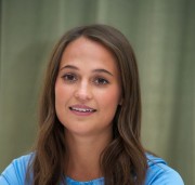 Алисия Викандер (Alicia Vikander) Hollywood Foreign Press Association press conference for 'The Man from U.N.C.L.E.' in London (July 23, 2015) Bb1629465617092
