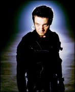 Джереми Реннер (Jeremy Renner) промо-фото для фильма S.W.A.T.: Спецназ города ангелов (2003) - 6xHQ 1e5795466646858
