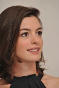 Энн Хэтэуэй (Anne Hathaway) 'The Intern' Press Conference Portraits by Yoram Kahana, 29.08.2015 (43xHQ) 019277466672267