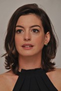 Энн Хэтэуэй (Anne Hathaway) 'The Intern' Press Conference Portraits by Yoram Kahana, 29.08.2015 (43xHQ) 0c5260466672316