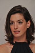 Энн Хэтэуэй (Anne Hathaway) 'The Intern' Press Conference Portraits by Yoram Kahana, 29.08.2015 (43xHQ) 1823cc466672598