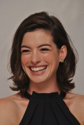Энн Хэтэуэй (Anne Hathaway) 'The Intern' Press Conference Portraits by Yoram Kahana, 29.08.2015 (43xHQ) 443533466672536