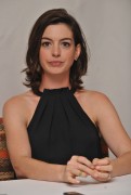 Энн Хэтэуэй (Anne Hathaway) 'The Intern' Press Conference Portraits by Yoram Kahana, 29.08.2015 (43xHQ) 863d59466672365