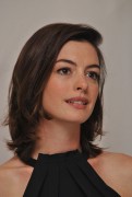 Энн Хэтэуэй (Anne Hathaway) 'The Intern' Press Conference Portraits by Yoram Kahana, 29.08.2015 (43xHQ) A1c48b466672247