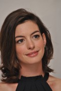 Энн Хэтэуэй (Anne Hathaway) 'The Intern' Press Conference Portraits by Yoram Kahana, 29.08.2015 (43xHQ) Cb782b466671973