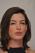 Энн Хэтэуэй (Anne Hathaway) 'The Intern' Press Conference Portraits by Yoram Kahana, 29.08.2015 (43xHQ) D85e95466671947