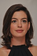 Энн Хэтэуэй (Anne Hathaway) 'The Intern' Press Conference Portraits by Yoram Kahana, 29.08.2015 (43xHQ) F078c4466672334