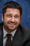 Джерард Батлер (Gerard Butler) 'P.S. I love you' press conference portraits by Vera Anderson (December 6, 2007) - 15xHQ B1d141467378338