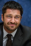Джерард Батлер (Gerard Butler) 'P.S. I love you' press conference portraits by Vera Anderson (December 6, 2007) - 15xHQ Ee9d94467378307