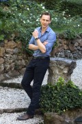 Том Хиддлстон (Tom Hiddleston) Attends a photocall for ‘Crimson Peak’ at Le Jardin de Russie in Rome, Italy, 28.09.2015 (89xHQ) 0b0448467415642