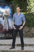 Том Хиддлстон (Tom Hiddleston) Attends a photocall for ‘Crimson Peak’ at Le Jardin de Russie in Rome, Italy, 28.09.2015 (89xHQ) 0df522467416453
