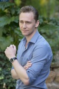 Том Хиддлстон (Tom Hiddleston) Attends a photocall for ‘Crimson Peak’ at Le Jardin de Russie in Rome, Italy, 28.09.2015 (89xHQ) 2c080b467416097