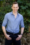Том Хиддлстон (Tom Hiddleston) Attends a photocall for ‘Crimson Peak’ at Le Jardin de Russie in Rome, Italy, 28.09.2015 (89xHQ) 3170ed467415994