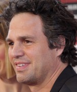 Марк Руффало (Mark Ruffalo) Los Angeles Premiere of The Kids Are All Right held at the Regal Cinemas at LA Live Downtown in Los Angeles (17.06.2010) - 61xHQ 56a5ee467411863