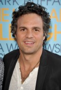 Марк Руффало (Mark Ruffalo) Los Angeles Premiere of The Kids Are All Right held at the Regal Cinemas at LA Live Downtown in Los Angeles (17.06.2010) - 61xHQ 59e3c8467411817