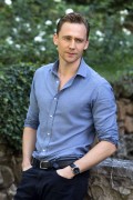 Том Хиддлстон (Tom Hiddleston) Attends a photocall for ‘Crimson Peak’ at Le Jardin de Russie in Rome, Italy, 28.09.2015 (89xHQ) 7bbcff467416243