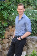 Том Хиддлстон (Tom Hiddleston) Attends a photocall for ‘Crimson Peak’ at Le Jardin de Russie in Rome, Italy, 28.09.2015 (89xHQ) 8f4d6d467415791