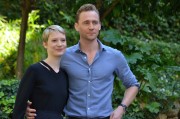 Том Хиддлстон (Tom Hiddleston) Attends a photocall for ‘Crimson Peak’ at Le Jardin de Russie in Rome, Italy, 28.09.2015 (89xHQ) 93d288467416356