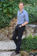 Том Хиддлстон (Tom Hiddleston) Attends a photocall for ‘Crimson Peak’ at Le Jardin de Russie in Rome, Italy, 28.09.2015 (89xHQ) 9ad353467415854