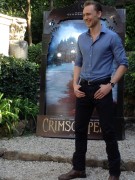 Том Хиддлстон (Tom Hiddleston) Attends a photocall for ‘Crimson Peak’ at Le Jardin de Russie in Rome, Italy, 28.09.2015 (89xHQ) B61694467416215
