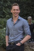 Том Хиддлстон (Tom Hiddleston) Attends a photocall for ‘Crimson Peak’ at Le Jardin de Russie in Rome, Italy, 28.09.2015 (89xHQ) C81893467416143