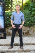 Том Хиддлстон (Tom Hiddleston) Attends a photocall for ‘Crimson Peak’ at Le Jardin de Russie in Rome, Italy, 28.09.2015 (89xHQ) Cd98b7467415487