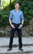Том Хиддлстон (Tom Hiddleston) Attends a photocall for ‘Crimson Peak’ at Le Jardin de Russie in Rome, Italy, 28.09.2015 (89xHQ) E03365467416190
