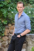 Том Хиддлстон (Tom Hiddleston) Attends a photocall for ‘Crimson Peak’ at Le Jardin de Russie in Rome, Italy, 28.09.2015 (89xHQ) F719c6467415948