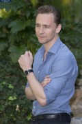 Том Хиддлстон (Tom Hiddleston) Attends a photocall for ‘Crimson Peak’ at Le Jardin de Russie in Rome, Italy, 28.09.2015 (89xHQ) F783f4467416014